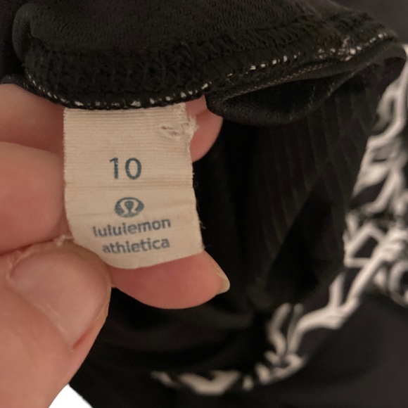 Black and white Lululemon tank top - Picture 3 of 3